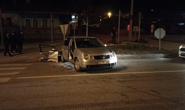 Kavşakta iki otomobil çarpıştı