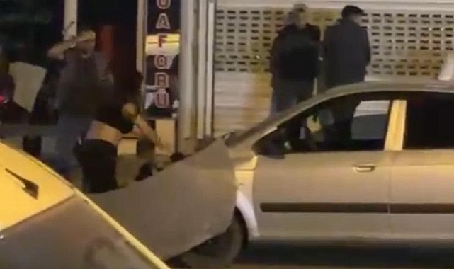 Kaza yapan sürücü çılgına döndü, aracına zarar verdi