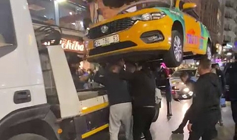 Kediyi kurtarmak için çekiciyle aracı havaya kaldırdılar