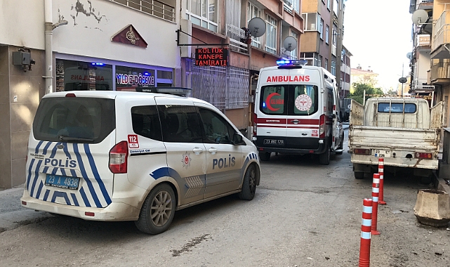 Evini ateşe veren kadına komşuları yetişti