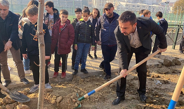 Kestel Belediye Başkanı Önder Tanır, çocuklarla birlikte ağaç dikti