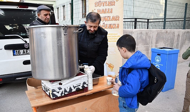 Kestel Belediyesi’nden öğrencilere ballı süt ikramı