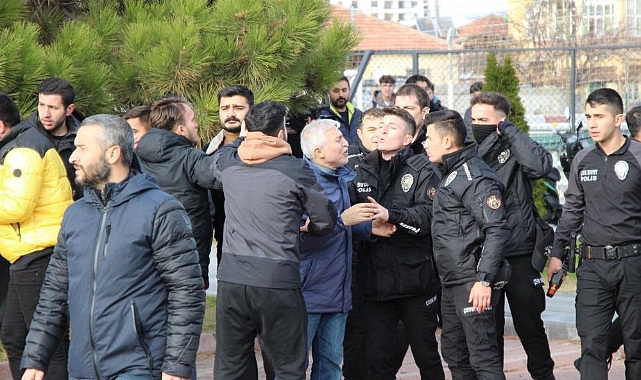 Korner bayrağı direği ile rakibe saldırma vakası yeniden yaşandı!