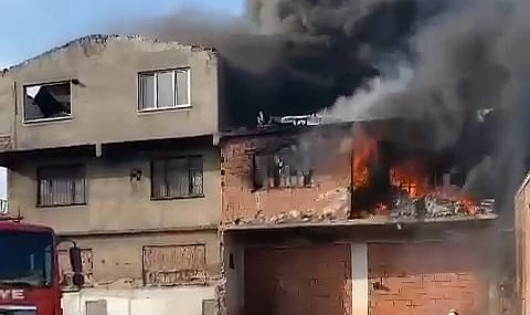 Kullanılmayan ev alevlere teslim oldu