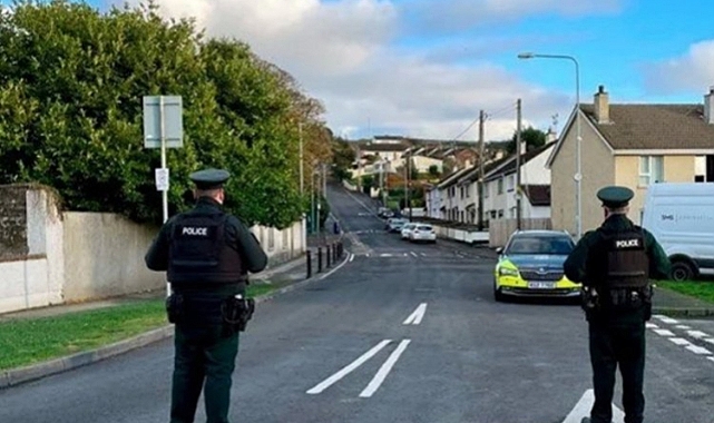 Kuzey İrlanda'da polis aracına bombalı saldırı