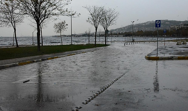 Lodos esti, kentin en büyük otoparkı denizle birleşti