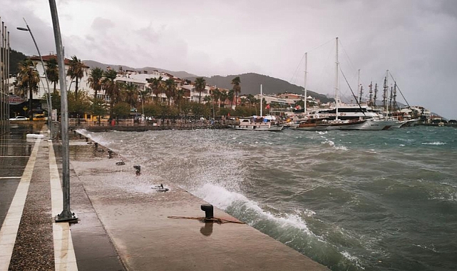Marmaris’te sağanak yağışlar hayatı felç etti
