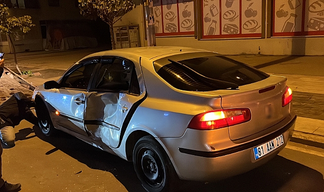 Motorlu kurye otomobile çarptı