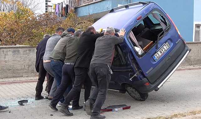 Okul servisi ile otomobil çarpıştı