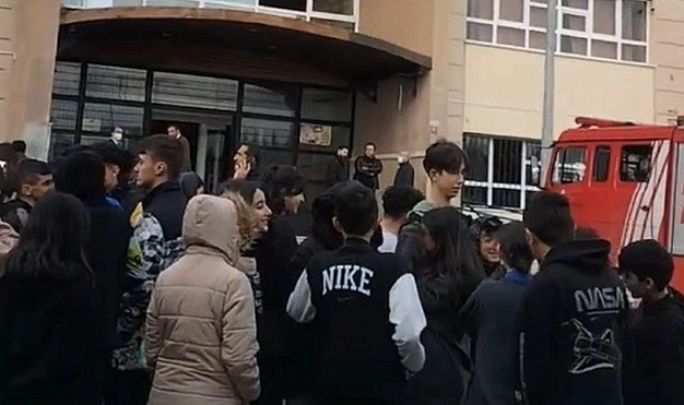 Okulda deney tüpü paniği: Yaralılar var...