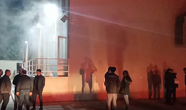 Okulun kapalı spor salonunda çıkan yangın korkuttu