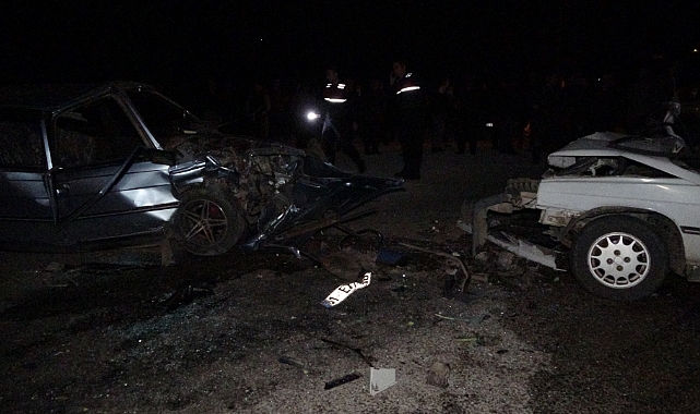 Otomobiller kafa kafaya çarpıştı: 2 ölü, 5 yaralı