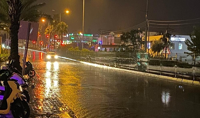 Sağanak yağış cadde ve sokakları göle çevirdi