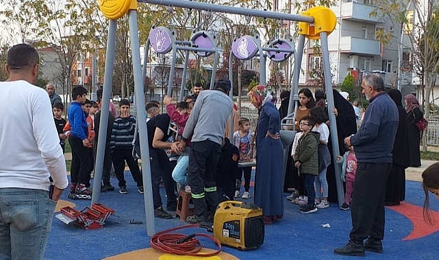 Salıncağa sıkışan çocuğu itfaiye kurtardı