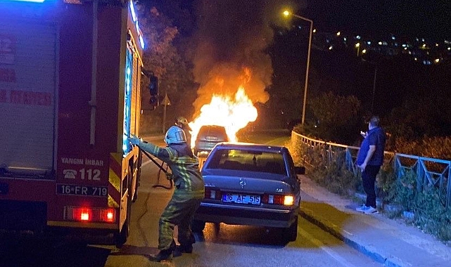 Seyir halindeki otomobil alev alev yandı