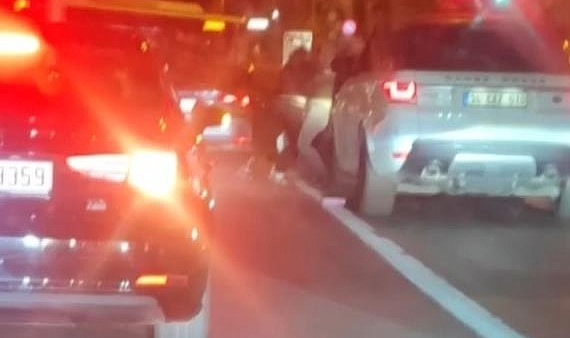 Sürücülerin sözlü kavgası yumruklu kavgaya dönüştü