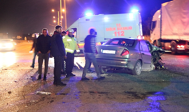 TIR ile çarpışan otomobil hurdaya döndü