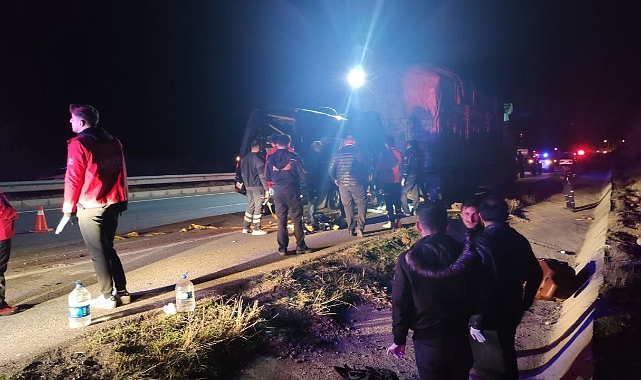 Tiyatro oyuncularını taşıyan minibüs TIR'a çarptı: 3 ölü, 8 yaralı