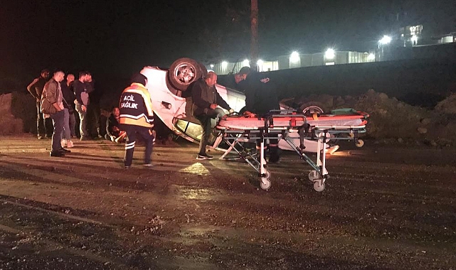 Trafik levhalarına çarpan otomobil takla attI