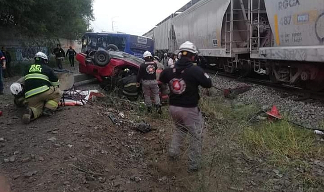 Tren otomobil ve otobüsü biçti: 1 ölü, 19 yaralı
