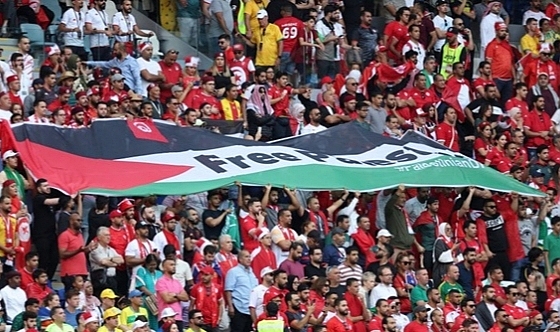 Tunus tribünleri dev Filistin bayrağı açtı