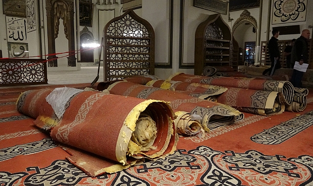 Ulu Cami'nin 12 yıllık halıları değişti
