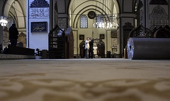 Ulu Cami'nin halıları değiştiriliyor
