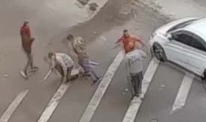 Yol kavgasında kendi sopasıyla dayak yedi