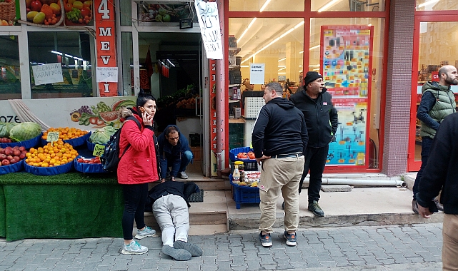 Yol kenarında otururken kamyonet kapağı çarptı