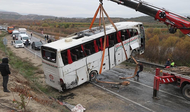 Yolcu otobüsü devrildi: 1'i ağır 10 yaralı