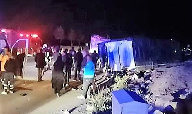 Yolcu otobüsü hafriyat kamyonuyla çarpıştı: 2'si ağır çok sayıda yaralı