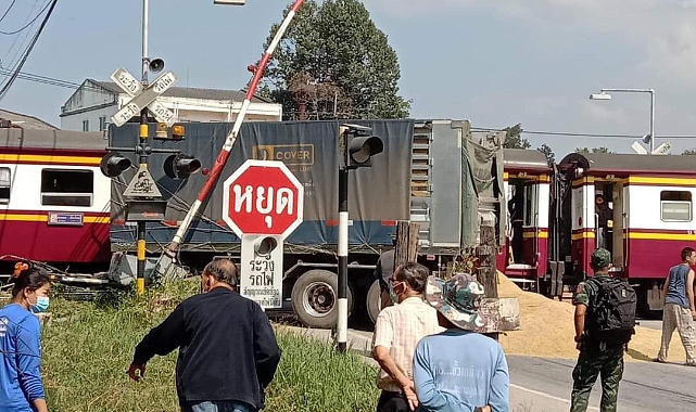Yolcu treni kamyonu biçti