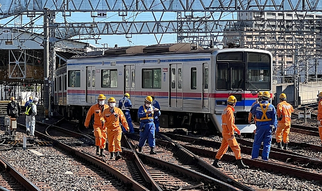 Yolcu treni raydan çıktı!