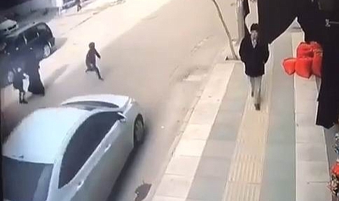 Yolun karşısına geçmek isteyen çocuğa araç çarptı