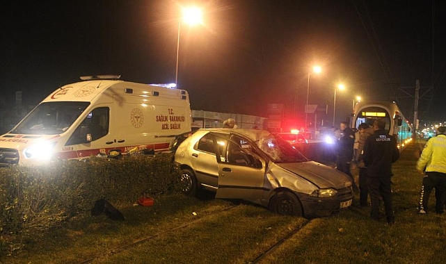 Yürekler ağza geldi: Otomobil tramvay yoluna girdi...