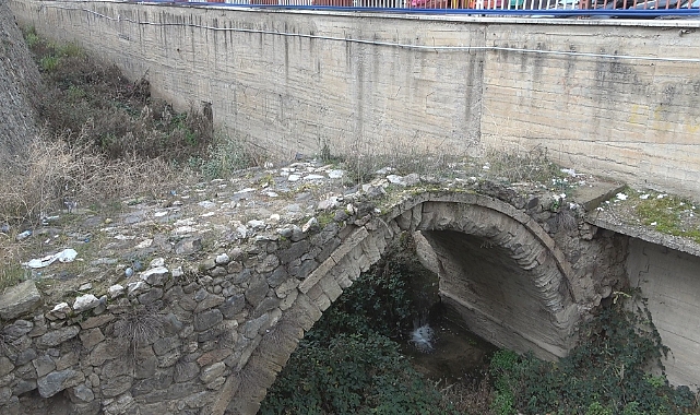 130 yıllık tarihi kemer köprü kaderine terk edildi