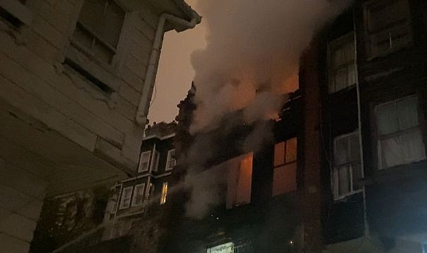3 katlı ahşap metruk bina alev alev yandı