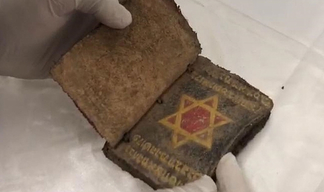 700 yıllık Tevrat'ı satmaya çalıştı