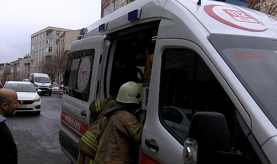 Alevlerden kaçarken önce kızını aşağı attı, ardından kendisi atladı 