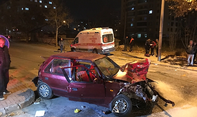 Ambulans ile otomobil çarpıştı: 1’i bebek 7 yaralı