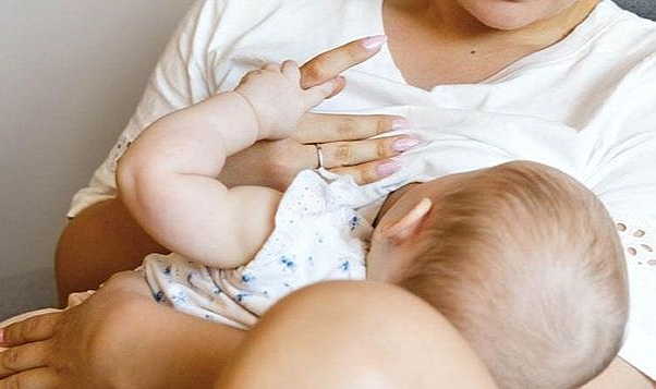 Annesi emzirirken nefessiz kalan bebek yaşamını yitirdi