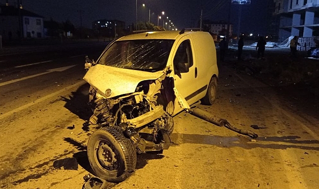Araç hurdaya döndü! 3 yaralı