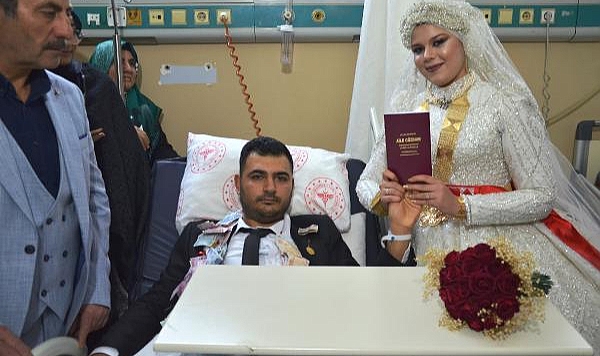 Ayakları kırık olan damadın nikahı hastanede kıyıldı