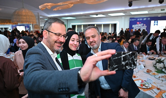Bakan Kasapoğlu Bursalı gençlerle buluştu
