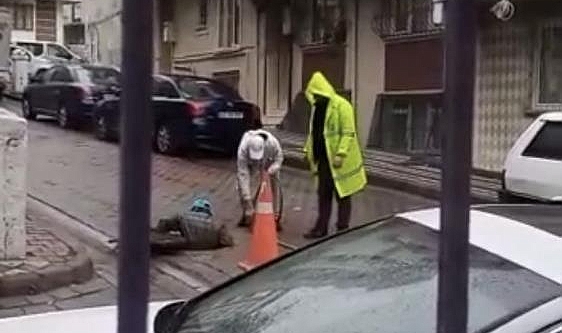 'Bakım yapıyoruz' yalanıyla, işçi kıyafetleriyle çaldılar