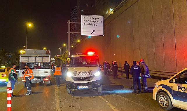 Bariyerlere ok gibi saplandı! Sürücü aracını bırakıp kaçtı