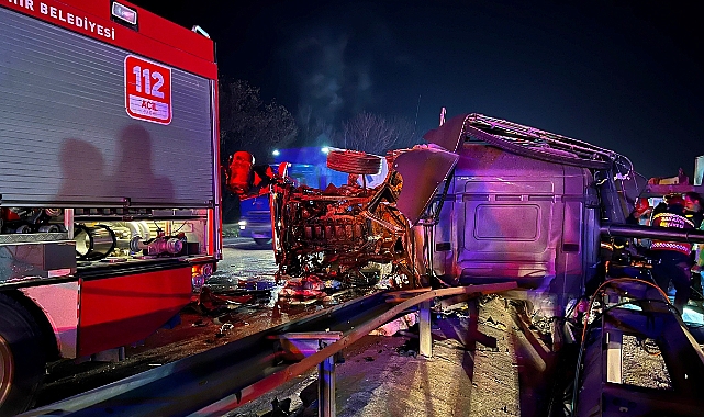 Bariyerleri aşan TIR karşı şeride geçti, ortalık savaş alanına döndü