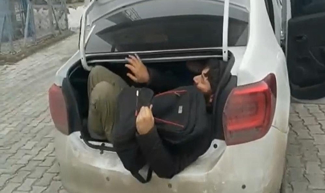 Bir otomobilden 14 düzensiz göçmen çıktı