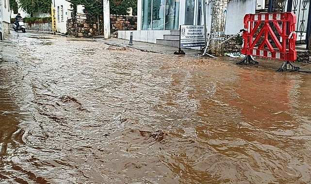 Bodrum yağmura teslim oldu: Evleri su bastı