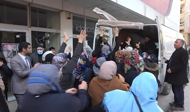 Bu da halı izdihamı: Vatandaşlar birbirlerini ezdi